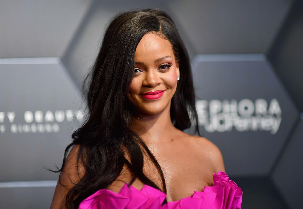 Rihanna enloquece a fans mostrando sus curvas en tanga de hilo y medias - El Diario NY