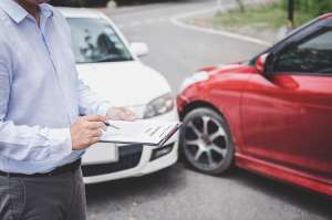 Cómo sacar un golpe del auto con agua caliente