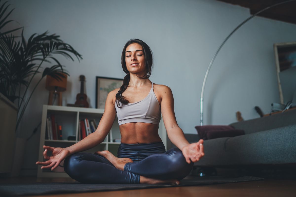 chica haciendo yoga