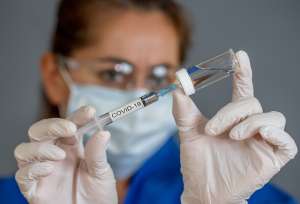 Vacuna de Moderna genera anticuerpos en adultos mayores durante pruebas
