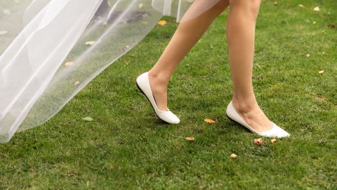 chica en boda con zapatos cómodos