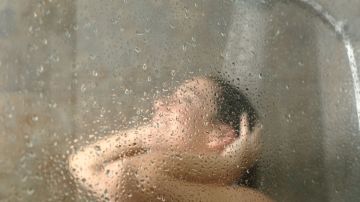 chica bañándose ducha