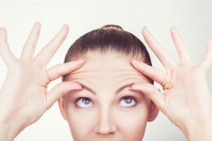 Por qué aplicar hielo sobre el rostro puede ser tan benéfico para evitar arrugas, manchas y acné