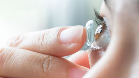 Mucho dolor sentía, además de lastimarle todo tipo de luz.