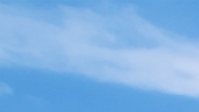 La mujer no podía esperar más para quitarse el bochorno del viaje.