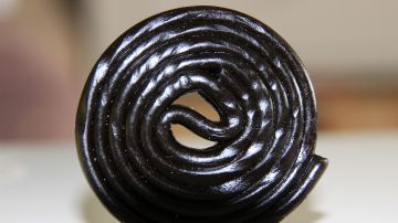 Los dulces de regaliz (o licorice) negro deben ser consumidos con moderación sin importar la edad.