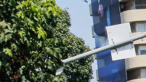 El sistema consta de un conjunto de bobinas de cobre que se colocan bajo el asfalto de la calle y pasan la energía al vehículo.