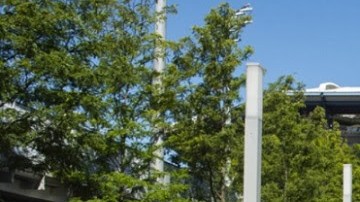 El nombre de los trabajadores esenciales en las camisetas de los pasabolas del US OPEN.