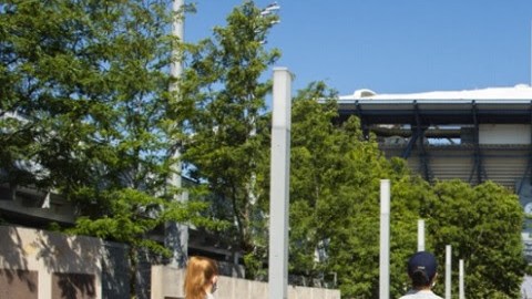 El nombre de los trabajadores esenciales en las camisetas de los pasabolas del US OPEN.
