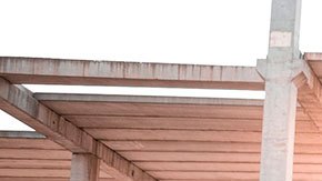 El único requisito durante la duración de la estadía es que la persona continúe trabajando para el empleador patrocinador.