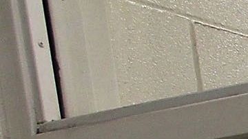 Una mujer indocumentada espera su deportación.