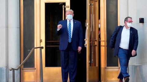 Trump al salir del hospital Walter Reed.