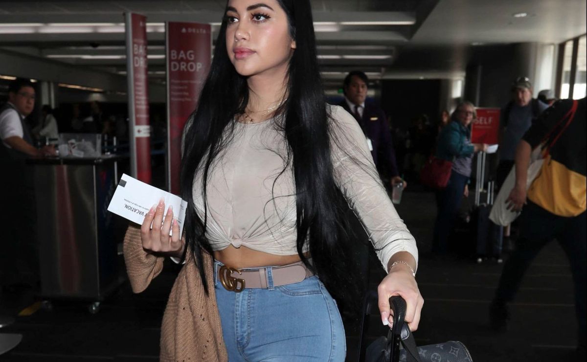 Jailyne Ojeda resalta las curvas de su cuerpo en un entallado vestido