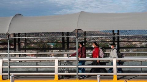 Mexicanos cruzando la frontera de Tijuana-San Diego.