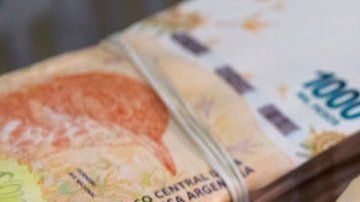 El peso argentino ha sufrido una persistente devaluación frente al dólar.