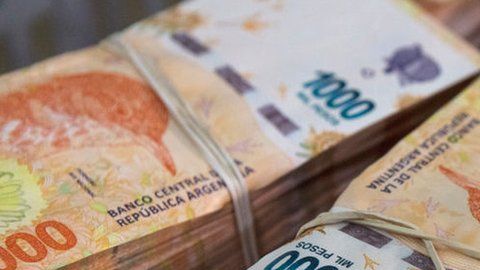 El peso argentino ha sufrido una persistente devaluación frente al dólar.