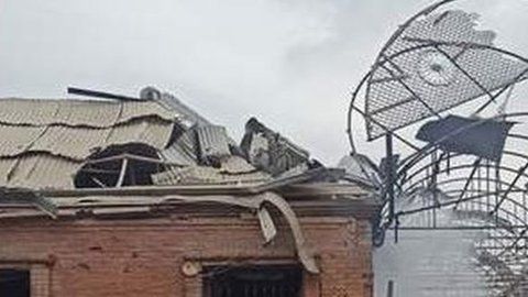 Varios edificios fueron destruidos en la ciudad de Ganyá.