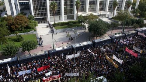 114793299_crowd7