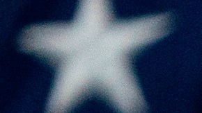 McConnell ha insistido en usar mascarilla y mantener la distancia social.