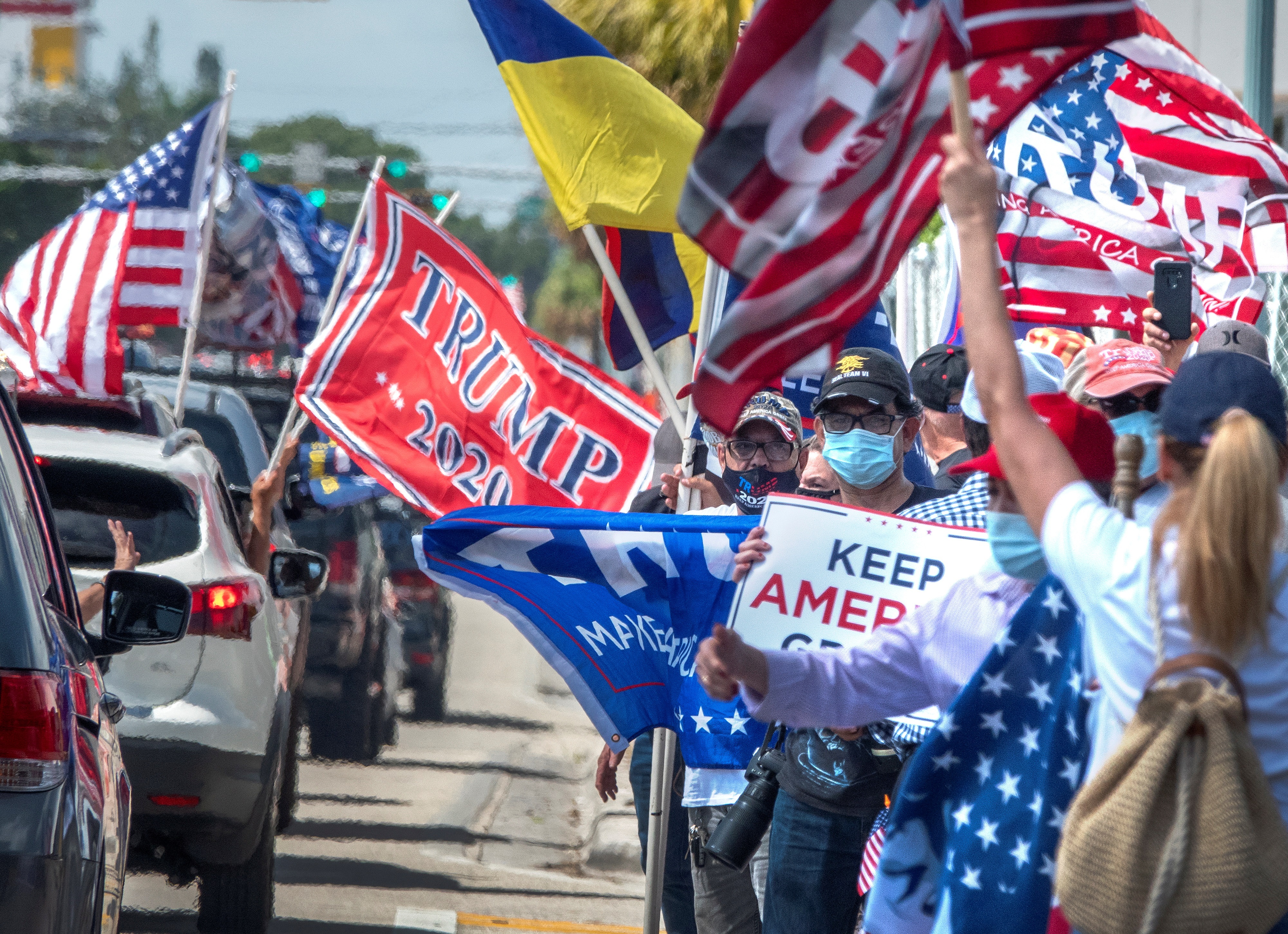 Miles recorren Miami Florida en caravana a favor de Trump y en