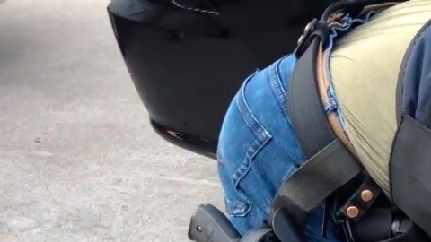 Captura cedida por el Servicio de Control de Inmigración y Aduanas (ICE) donde aparece uno de sus agentes mientras le pone las esposas a un indocumentado arrestado durante el operativo "Operation Rise" en California. Más de 170 inmigrantes indocumentados han sido detenidos en el segundo gran operativo nacional de las autoridades federales en una estrategia enfocada en ciudades declaradas "santuario" de inmigrantes, informó este viernes el secretario de Seguridad Nacional (DHS), Chad Wolf. EFE/ICE /SOLO USO EDITORIAL /NO VENTAS