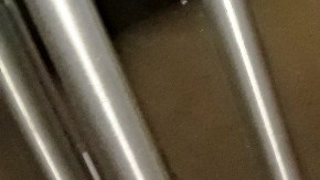 Correspondencia acumulada en un negocio cerrado