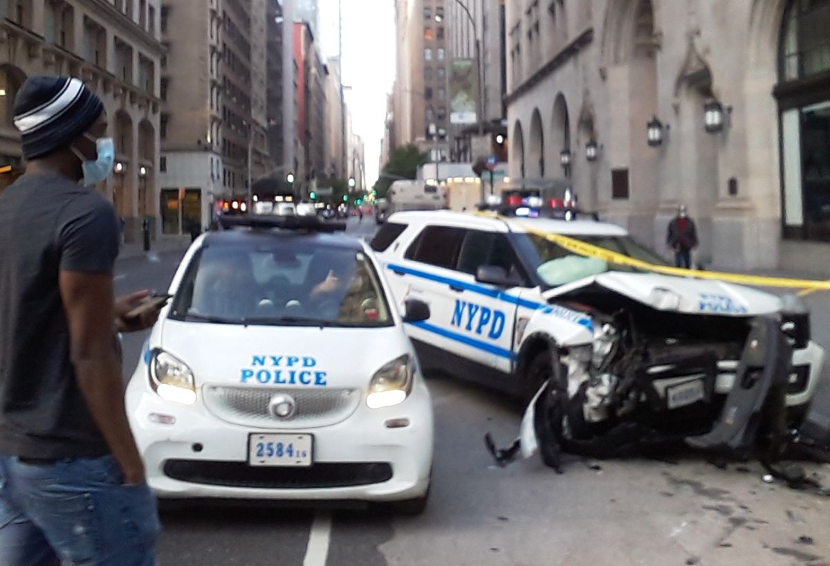 Choque de patrullas NYPD en Manhattan, mayo 2020.