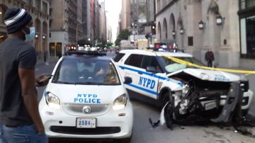Choque de patrullas NYPD en Manhattan, mayo 2020.