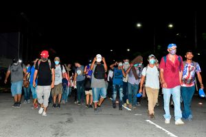 AMLO celebra que caravana migrante fuera disuelta en pequeños grupos