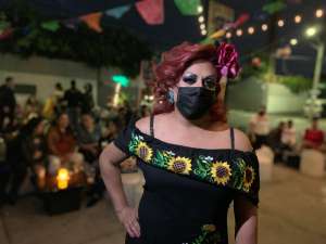 En vecindario de Corona los latinos retan el dolor del COVID-19 con arte al aire libre y esperanza