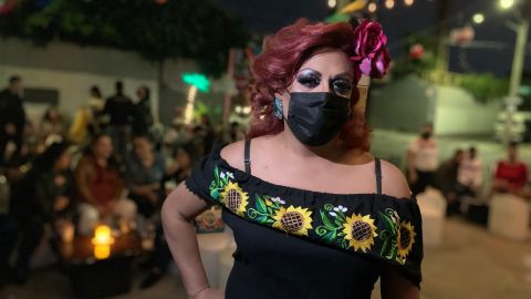 El artista escénico mexicano Fernando Palapa, más conocido como Shangela Di Marti, le lleva un poco de alegría a Corona, con su show en el restaurante Trío