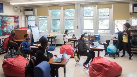 Si la tasa promedio de contagios brinca al 3% los protocolos indican que se deberán cerrar las escuelas. (Foto NYC Mayoral Office)
