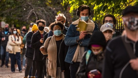 Tras preocupación por aumento de casos de COVID-19 en NYC cifras del último día dan un respiro