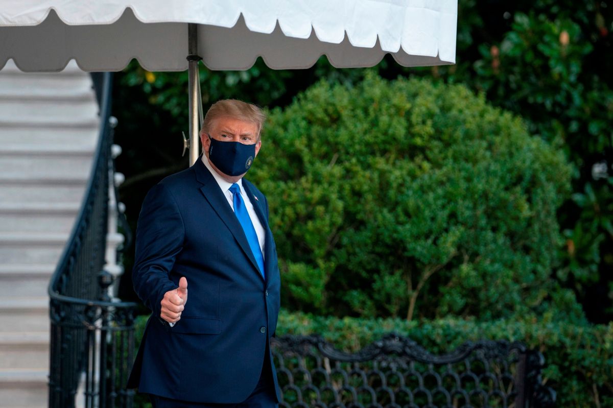 El presidente Trump en el jardín sur de la Casa Blanca antes de abordar el Marine One en Washington, DC.
