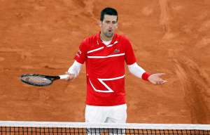 VIDEO: ¡No de nuevo! Novak Djokovic le dio un pelotazo a un juez en Roland Garros