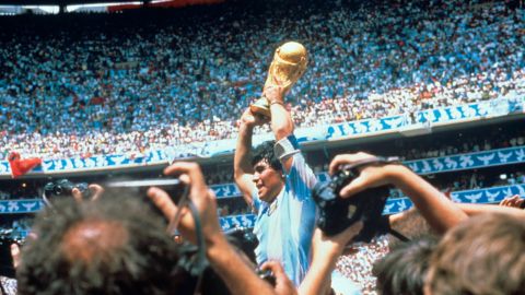 Maradona se encuentra en confinamiento por orden de su médico.HI3119. BOGOTÁ (COLOMBIA), 30/10/2020.- Fotografía de archivo del jugador argentino Diego Armando Maradona con la Copa del Mundo tras derrotar la selección argentina a Alemania por tres goles a dos, en la final el 29 de junio de 1986 disputada en el estadio Azteca  en Ciudad de México (México).  La vida de Diego Armando Maradona desbordaría ríos de tinta y necesitaría volúmenes para abarcarla. Su debut como futbolista en Argentinos Juniors, su historia de amor con el Nápoles, el cielo que tocó en el Mundial de México'86 y el infierno al que cayó en el de Estados Unidos'94, sus problemas de salud y su trayectoria como entrenador son apenas seis de los hechos históricos de la vida de Maradona, que este viernes cumple 60 años