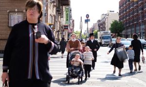 Judíos ortodoxos protestan en Brooklyn contra medidas para frenar el coronavirus