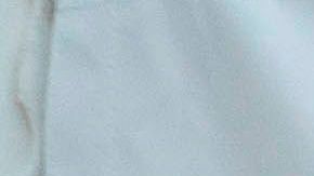 Trump camina hacia el jardín sur de la Casa Blanca antes de abordar el Marine One en Washington, DC.