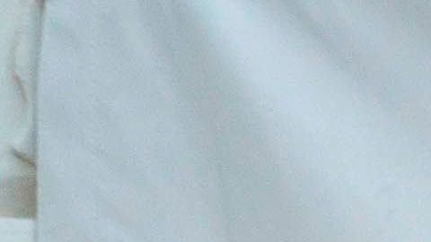 Trump camina hacia el jardín sur de la Casa Blanca antes de abordar el Marine One en Washington, DC.