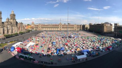 Manifestantes y plantón en el Zócalo.