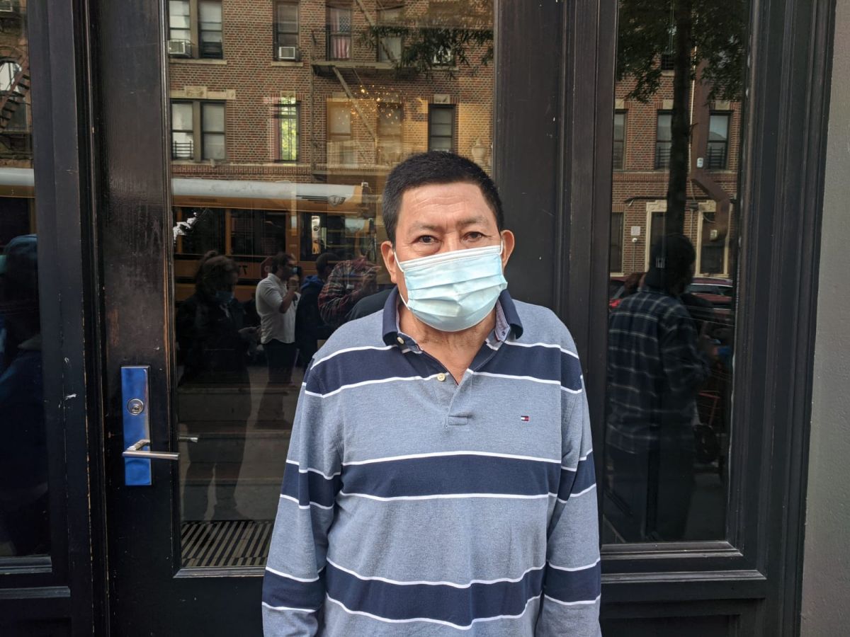 El salvadoreño Atanacio Ortiz, en la entrada del edificio donde vive, en Brooklyn.