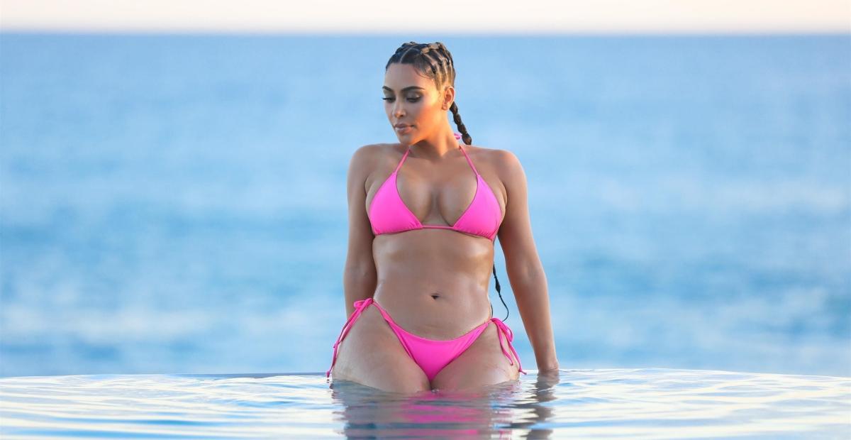 Kim Kardashian acalora Instagram modelando su nueva bikinis trajes de baño de SKIMS - El Diario NY