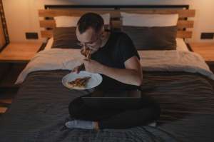 Exactamente a qué hora cenar para cuidar tu peso y dormir mejor