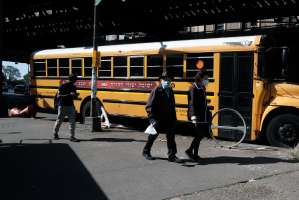 Cuomo ordena cerrar escuelas en zonas de NYC con alza de casos de COVID-19 a partir del martes