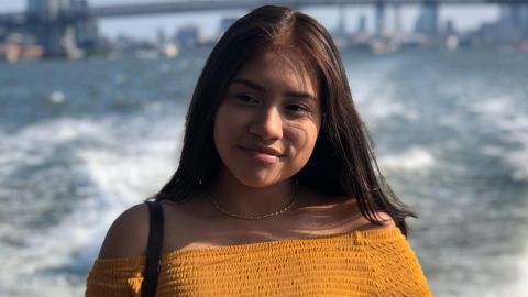 La estudiante de origen ecuatoriano, Evelyn Bueno es la primera en su familia que podrá sufragar en unas elecciones presidenciales.