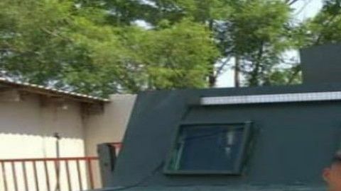 Foto: Narcos se exhiben cargando gasolina a troca monstruo impunemente
