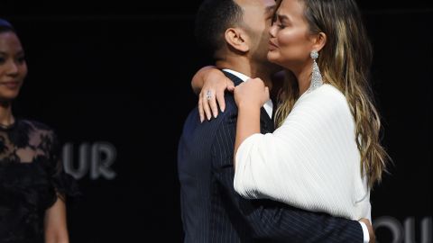 John Legend junto a su esposa Chrissy Teigen.