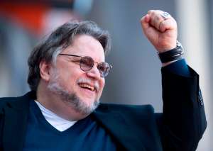 Guillermo del Toro reta a una aerolínea para otorgar viajes a mexicanos sobresalientes y la compañía "le entra" al desafío
