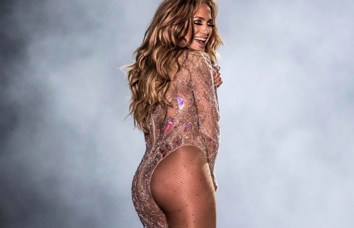 Jennifer Lopez triunfa con vestido negro ultra pegado y abertura hasta arri...