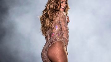 Jennifer Lopez triunfa con vestido negro ultra pegado y abertura hasta arriba en el muslote.